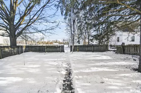 Exterior - 2084 Peoria Rd, Springfield, IL 62702 photo 6 of 6