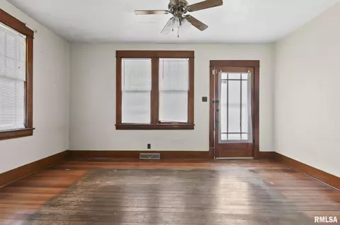 Living - 2084 Peoria Rd, Springfield, IL 62702 photo 1 of 6
