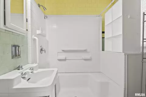 Bath - 2084 Peoria Rd, Springfield, IL 62702 photo 1 of 1