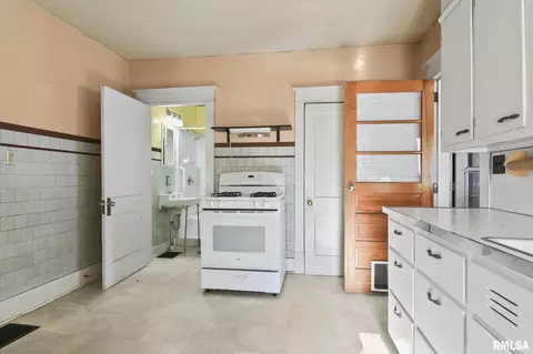 Kitchen - 2084 Peoria Rd, Springfield, IL 62702 photo 3 of 3