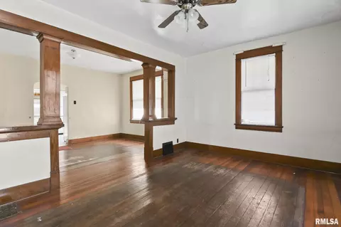 Living - 2084 Peoria Rd, Springfield, IL 62702 photo 3 of 6