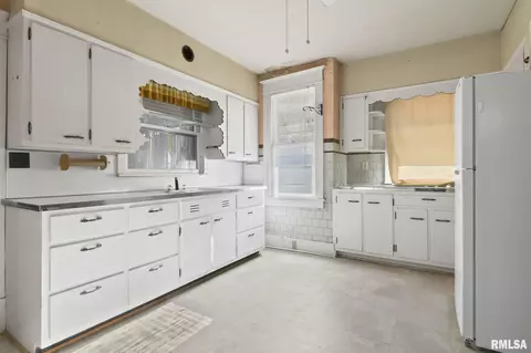 Kitchen - 2084 Peoria Rd, Springfield, IL 62702 photo 1 of 3