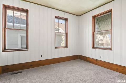 Bedroom - 2084 Peoria Rd, Springfield, IL 62702 photo 3 of 4