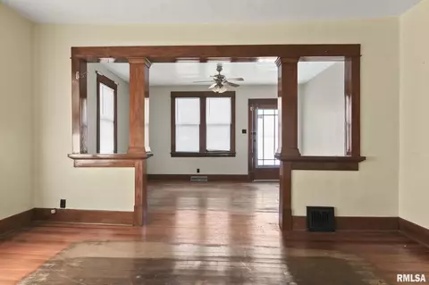 Living - 2084 Peoria Rd, Springfield, IL 62702 photo 5 of 6