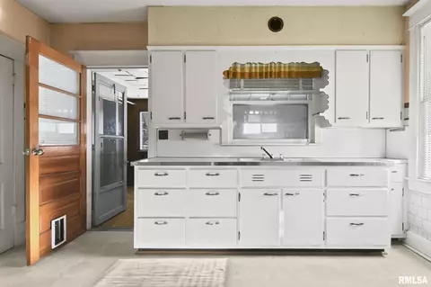 Kitchen - 2084 Peoria Rd, Springfield, IL 62702 photo 2 of 3