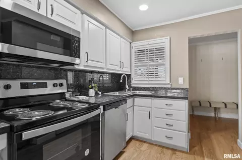 Kitchen - 2124 Fairway Dr, Springfield, IL 62704 photo 3 of 4