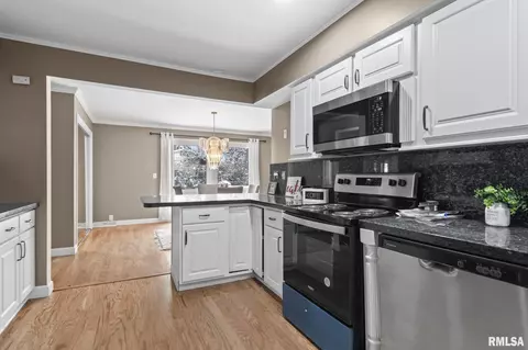 Kitchen - 2124 Fairway Dr, Springfield, IL 62704 photo 1 of 4
