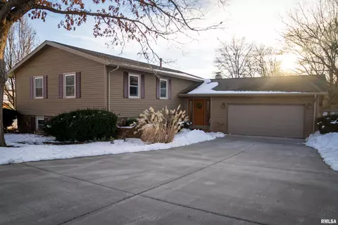 47 Apple Ln, Petersburg, IL 62675