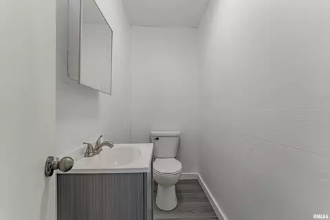 Bath - 728 N Kickapoo St, Lincoln, IL 62656 photo 2 of 2
