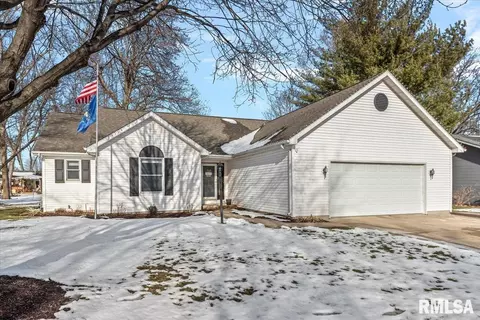 517 E Harpole St, Williamsville, IL 62693