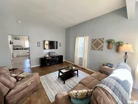 Living - 830 N 8th St, Springfield, IL 62702 photo 3 of 4
