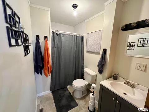 Bath - 830 N 8th St, Springfield, IL 62702 photo 1 of 2