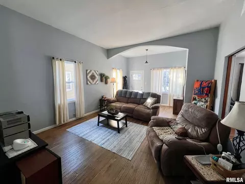 Living - 830 N 8th St, Springfield, IL 62702 photo 1 of 4