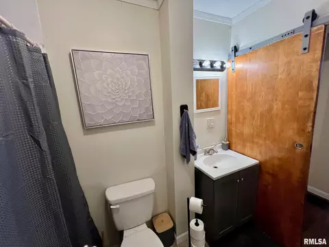 Bath - 830 N 8th St, Springfield, IL 62702 photo 2 of 2