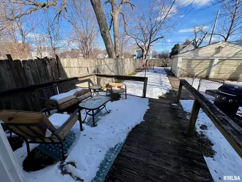 Exterior - 830 N 8th St, Springfield, IL 62702 photo 1 of 4