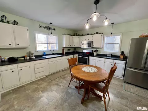 Kitchen - 830 N 8th St, Springfield, IL 62702 photo 2 of 4
