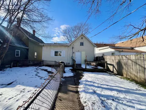Exterior - 830 N 8th St, Springfield, IL 62702 photo 3 of 4