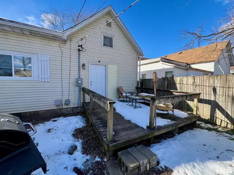 Exterior - 830 N 8th St, Springfield, IL 62702 photo 2 of 4
