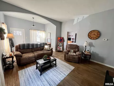 Living - 830 N 8th St, Springfield, IL 62702 photo 2 of 4
