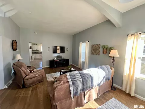Living - 830 N 8th St, Springfield, IL 62702 photo 4 of 4
