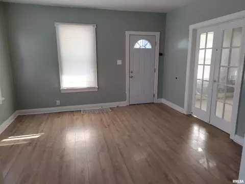 Living - 1703 Cummins Ave, Springfield, IL 62703 photo 1 of 4