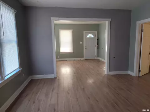 Living - 1703 Cummins Ave, Springfield, IL 62703 photo 3 of 4