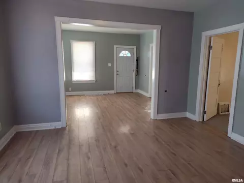 Living - 1703 Cummins Ave, Springfield, IL 62703 photo 2 of 4