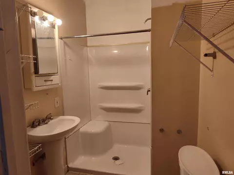 Bath - 1703 Cummins Ave, Springfield, IL 62703 photo 1 of 1