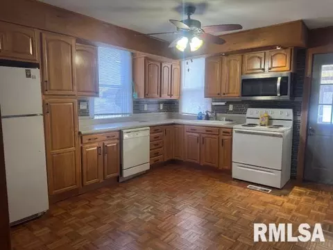 305 W York St, Camp Point, IL 62320 photo 2