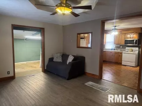 305 W York St, Camp Point, IL 62320 photo 3