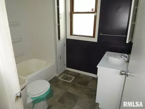 Bath - 1054 Patton Ave, Springfield, IL 62702 photo 1 of 3