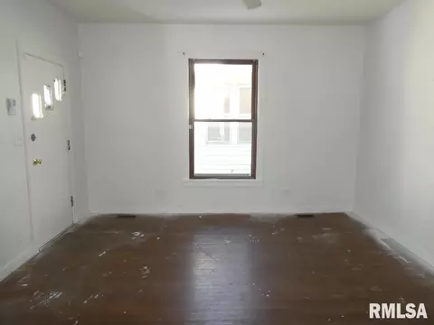 Living - 1054 Patton Ave, Springfield, IL 62702 photo 1 of 2