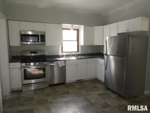 Kitchen - 1054 Patton Ave, Springfield, IL 62702 photo 1 of 1