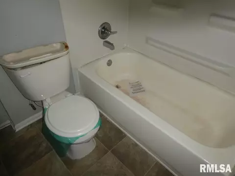 Bath - 1054 Patton Ave, Springfield, IL 62702 photo 2 of 3