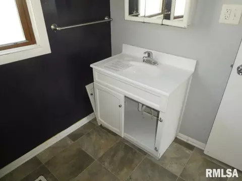 Bath - 1054 Patton Ave, Springfield, IL 62702 photo 3 of 3