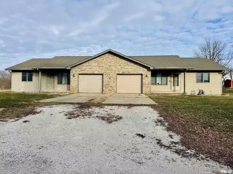 702 704 W Vine St, Edinburg, IL 62531