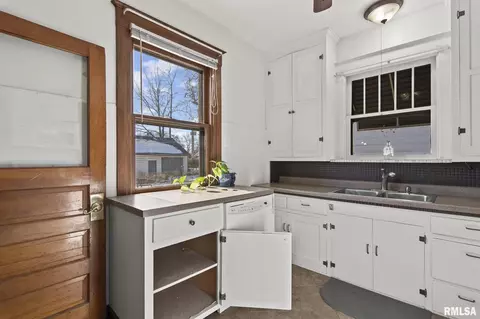 Kitchen - 212 E Spruce St, Springfield, IL 62704 photo 2 of 2