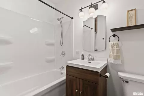 Bath - 212 E Spruce St, Springfield, IL 62704 photo 1 of 2