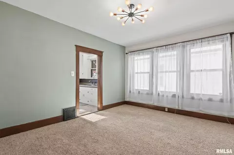 Living - 212 E Spruce St, Springfield, IL 62704 photo 6 of 7