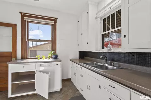 Kitchen - 212 E Spruce St, Springfield, IL 62704 photo 1 of 2