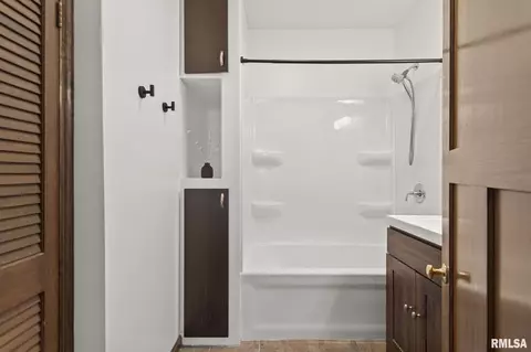 Bath - 212 E Spruce St, Springfield, IL 62704 photo 2 of 2