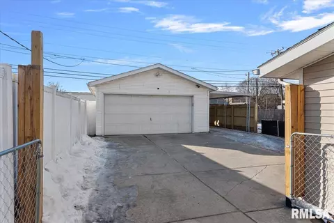 Exterior - 1817 S State St, Springfield, IL 62704 photo 5 of 7