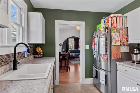 Entry Way - 1817 S State St, Springfield, IL 62704 photo 3 of 4