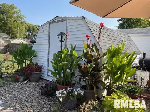 2125 Black Ave, Springfield, IL 62702 photo 4