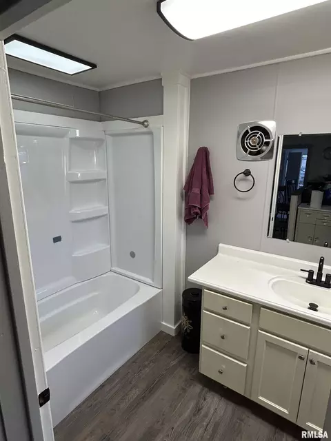 Bath - 1230 N New St, Springfield, IL 62702 photo 2 of 2