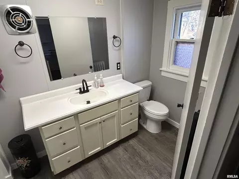 Bath - 1230 N New St, Springfield, IL 62702 photo 1 of 2