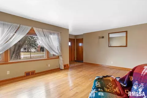 2129 S Walnut St, Springfield, IL 62704 photo 5