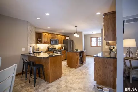 Kitchen - 35545 Route 111 Hwy, Modesto, IL 62667 photo 1 of 7