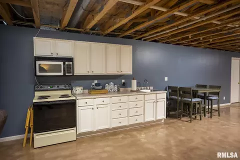 Kitchen - 35545 Route 111 Hwy, Modesto, IL 62667 photo 7 of 7