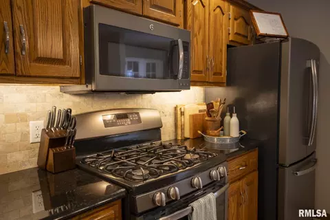 Kitchen - 35545 Route 111 Hwy, Modesto, IL 62667 photo 3 of 7
